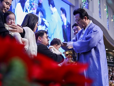 사랑의교회, 성탄축하예배 가운데 총 110명 유아세례식 가져