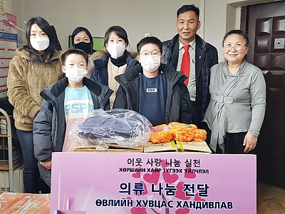 몽기총 예수제자교회에 성가가운 등 위문품 전달